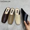 Mode SUOJIALUN Sommer Flacher Absatz Damen Slipper Mode Damen Lässig Runde Zehenpartie Slip-On Pantoletten Schuhe Outdoor Weiches Leder Sandalen Slides