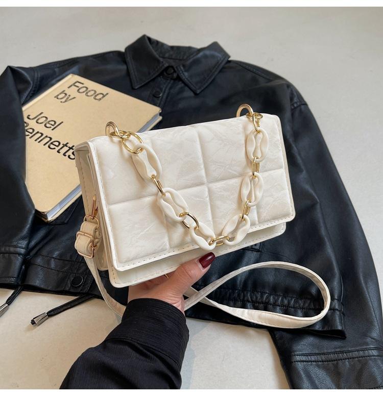 

2025 new fashionable and popular acrylic chain portable shoulder bag, foreign style wide shoulder strap casual versatile messenger bag