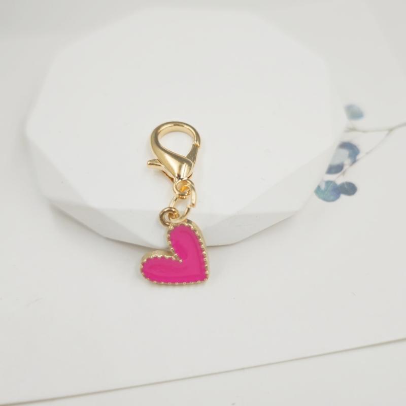 10 Stück Bunte Liebe Metall Schlüsselanhänger 10-teiliges Set Exquisiter Herzförmiger Anhänger Personalisierte Schlüsseldekoration Tasche Kleiner Anhänger