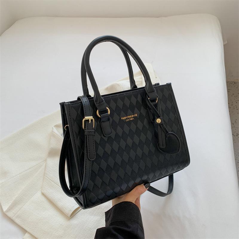 

Простая и вместительная женская сумка с ромбовидной стежкой, новая коллекция осени 2025 года, корейская версия, ретро, персонализированная сумка через плечо, сумка-тоут чёрный
