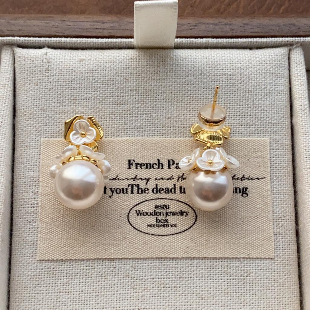 Gentle and elegant flower pearl stud earrings, natural flower cluster earrings, high-end elegant earrings.
