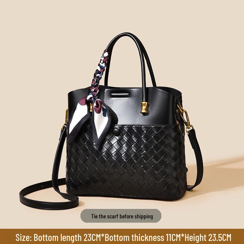 

Женская коллекция сумок-тоут и кроссбоди из кожи высокого класса Весна/Лето 2025