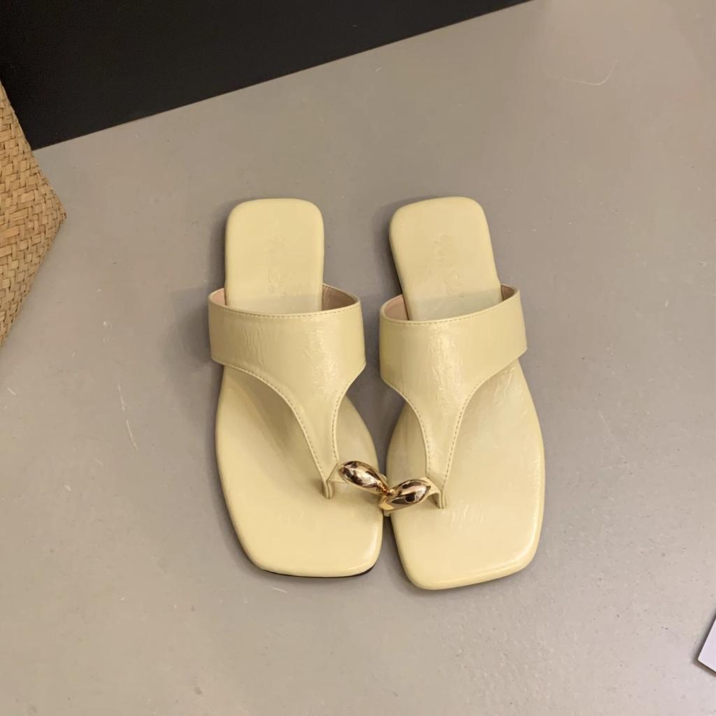 Lächerlich weich! Flache Zehenschuhe aus Metall für Damen für Sommer 2025 neuer Urlaubsstil Fischgrät coole Hausschuhe für Damen