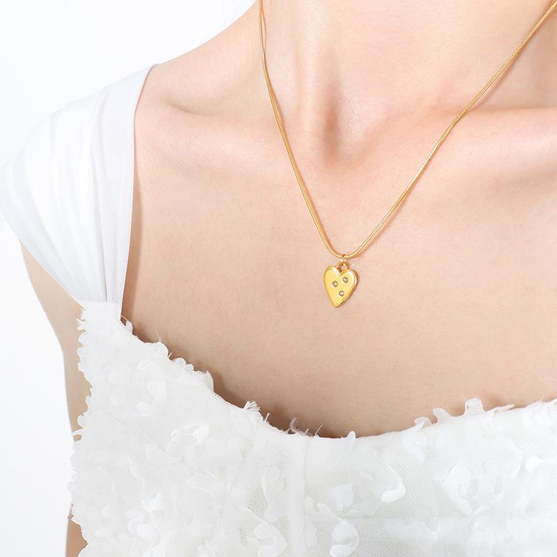 

Korean Wind Titanium Steel Plated 18K Real Gold Detailed Snake Bone Chain Niche Design Inlaid Zircon Peach Heart Pendant Necklace