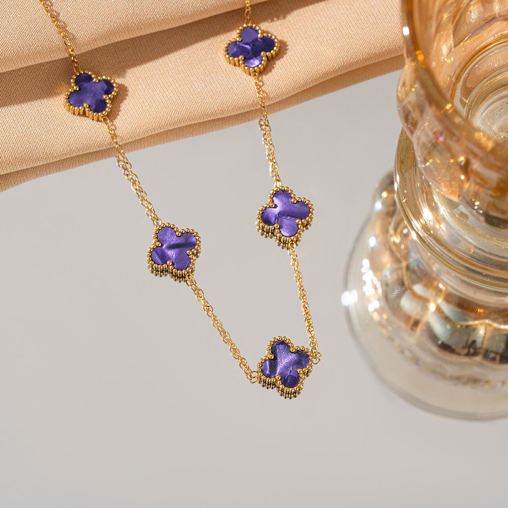 

Ожерелье из четырехлистного клевера из высококачественной титановой стали, которая не выцветает и излучает ощущение роскоши.. Это высококачественный аксессуар.