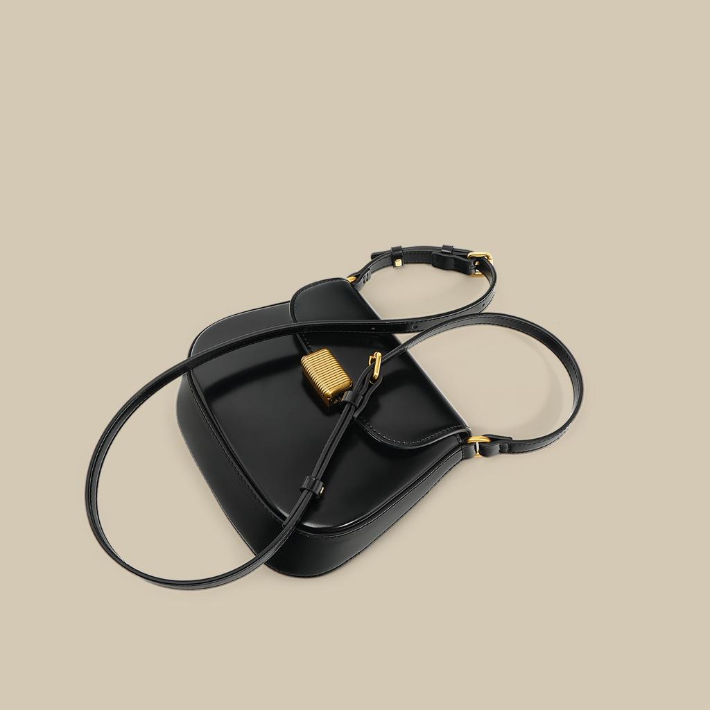 Die Ledersatteltasche ist ein Nischendesign. Die Unterarm-Umhängetasche ist schlicht, hochwertig, modisch, elegant und eine Retro-Pendeltasche.