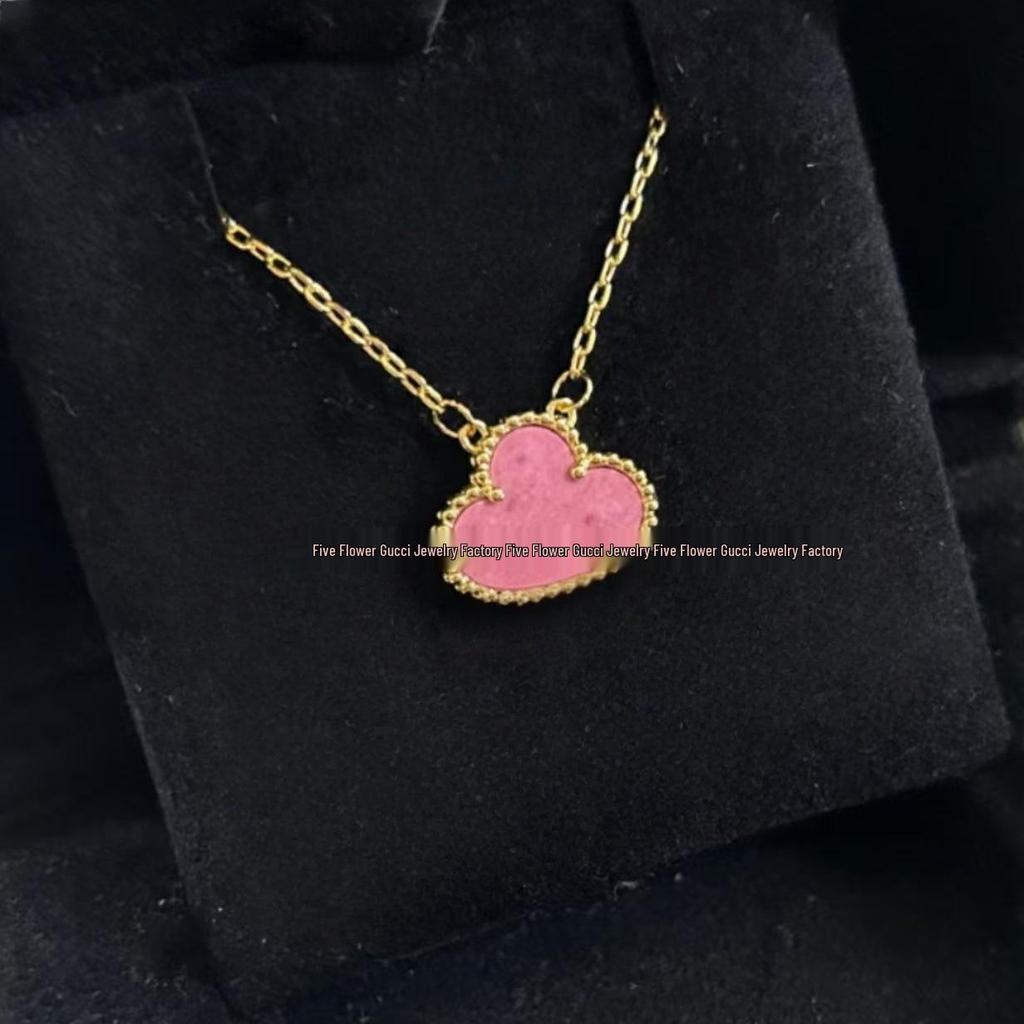 Náhrdelník Van Cleef se čtyřlístkem: Zlatý přívěsek pro ženy s pětilistým designem, bílou perletí, červeným achátem a diamantem.