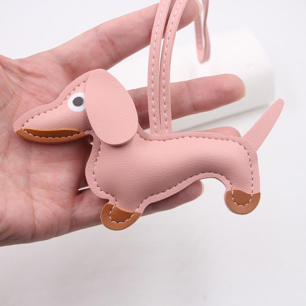 Charm de Couro Dachshund Desenho Animado em Estoque, Chaveiro de Cachorro e Acessório para Capa de Celular
