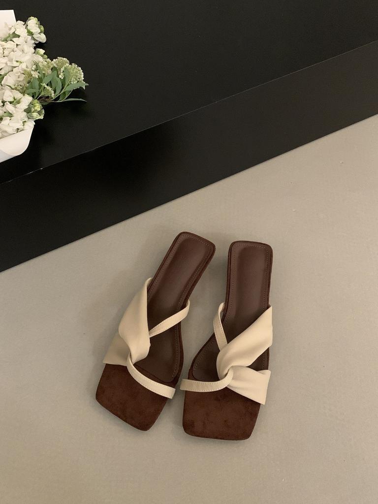 French niche design thick heel cool slippers women's outer wear 2025 summer new square head open toe middle heel sandals