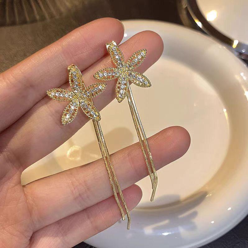 

Элегантные серьги-кисточки с бриллиантами Серебряная игла