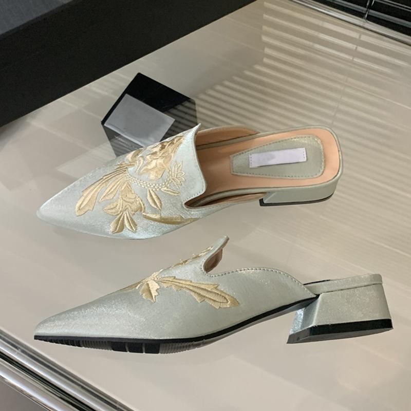 Liyke Hochwertige Handarbeit Stickerei Damen Pantoletten Niedrige quadratische Absätze Halbschuhe Gemütliche Seide Spitzschuh Party Abendschuhe Pumps