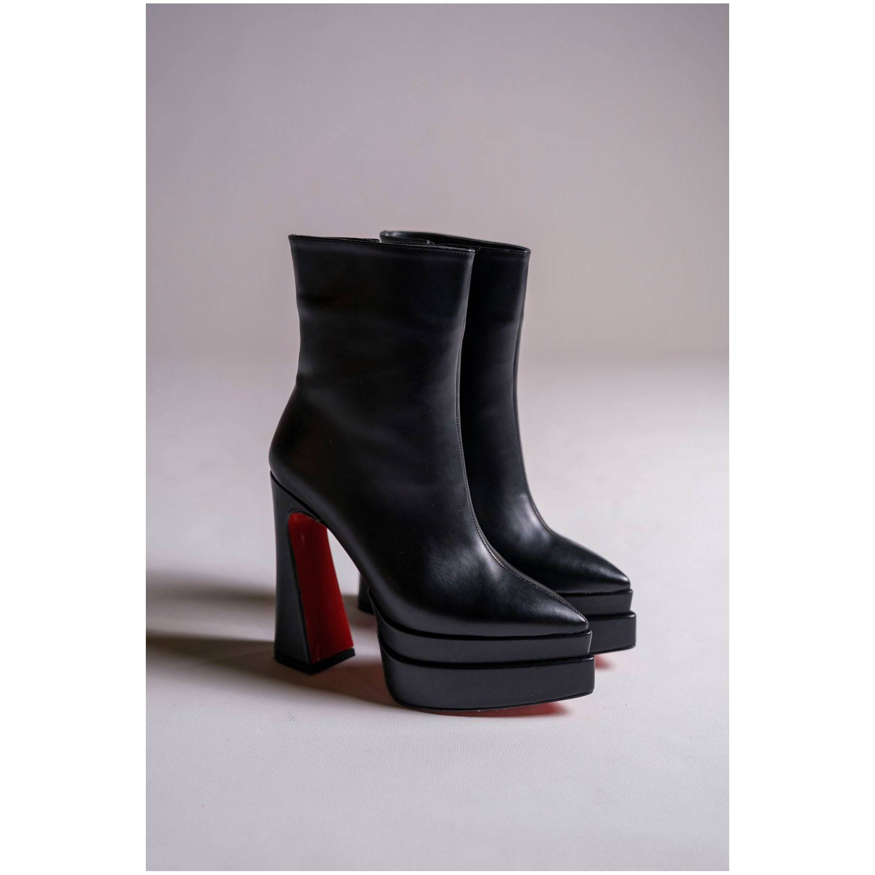 

Модные женские черные кожаные ботинки на двойной платформе с особым дизайном Стильная обувь для вечеринок, вечеринок, повседневной обуви