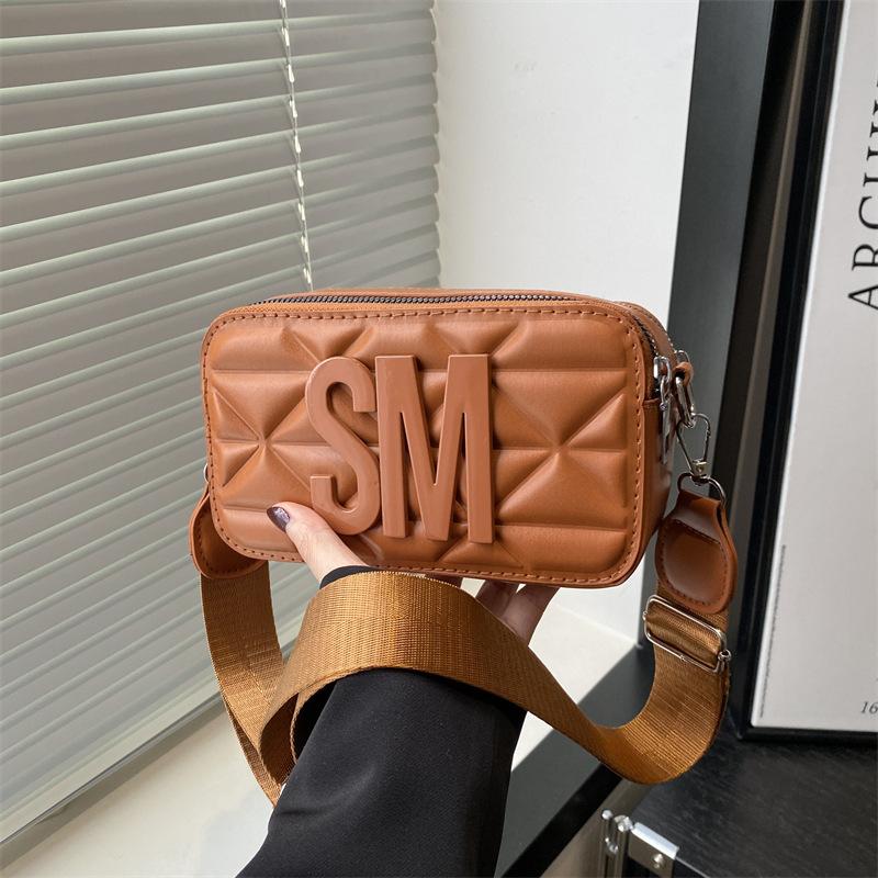 

Fashion and high texture early spring new niche letter camera bag shoulder messenger bag trendy temperament small square bag коричневый