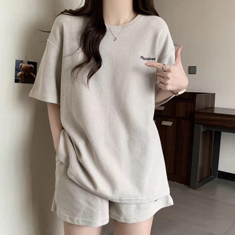 Summer 2025 Women's Sporty Two-Piece Set: Fashionable Shorts & Short-Sleeve Tee for a Versatile, Relaxed Look