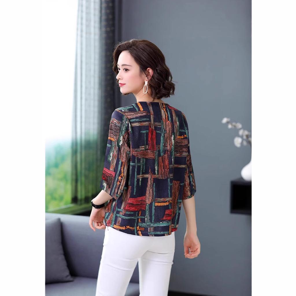 Large size women's retro five-quarter-sleeved T-shirt women's imitation ice silk medium-sleeved bottoming shirt, top slimming