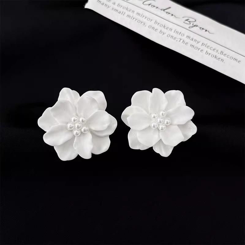 Korean Style White Flower Pearl Stud Earrings for Women - Atmospheric, Small, Fresh