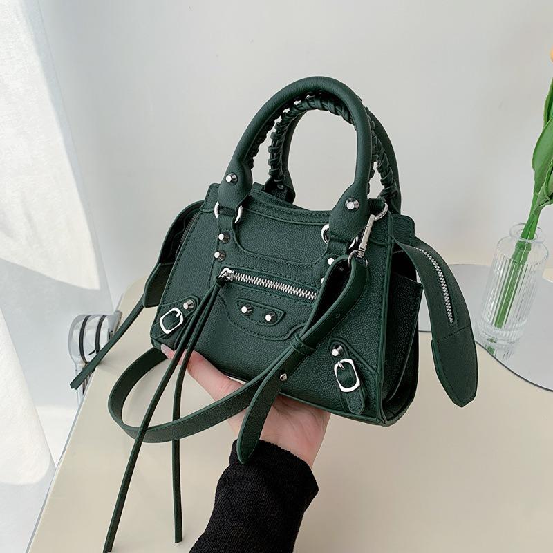 Portable locomotive bag New retro women's shoulder bag Fashion rivet fringed messenger bag