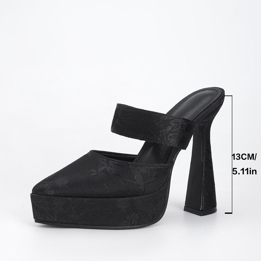 Schwarzes mittellanges Satin-Cheongsam mit Druck, spitze wasserdichte Tischleuchte, Mund mit dickem Absatz, superhoher Absatz, Ein-Wort-Sandalen für Sommerdamen