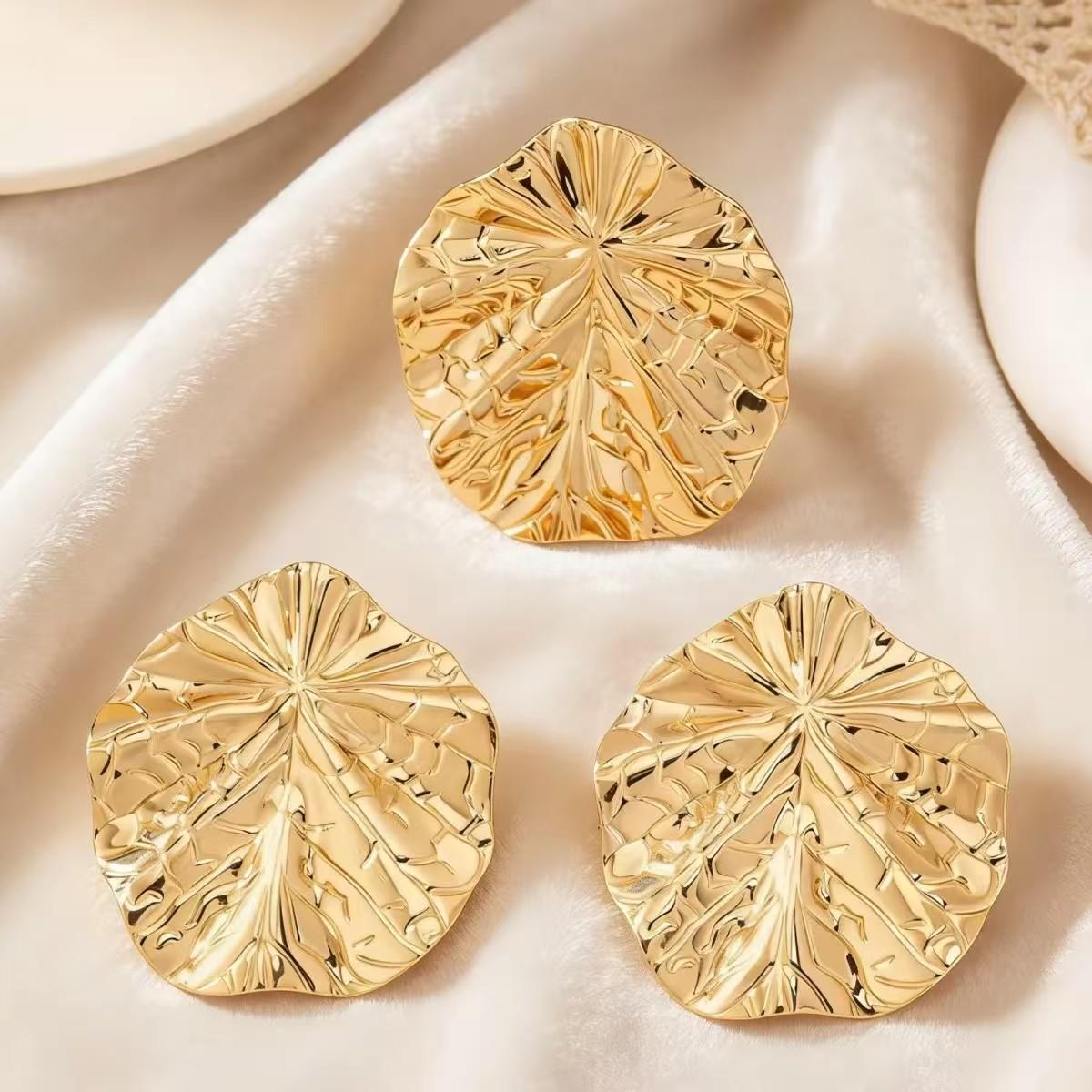 3-teiliges Damen-Mode-Set: Übertriebene Metallblatt-Rüschen-Steckohrringe und Ring gold