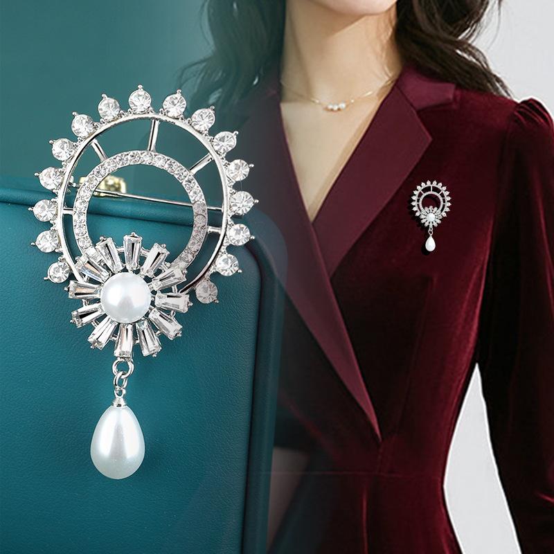 Suit brooch high-end light luxury Ferris wheel niche corsage pin hanging beads with jewelry