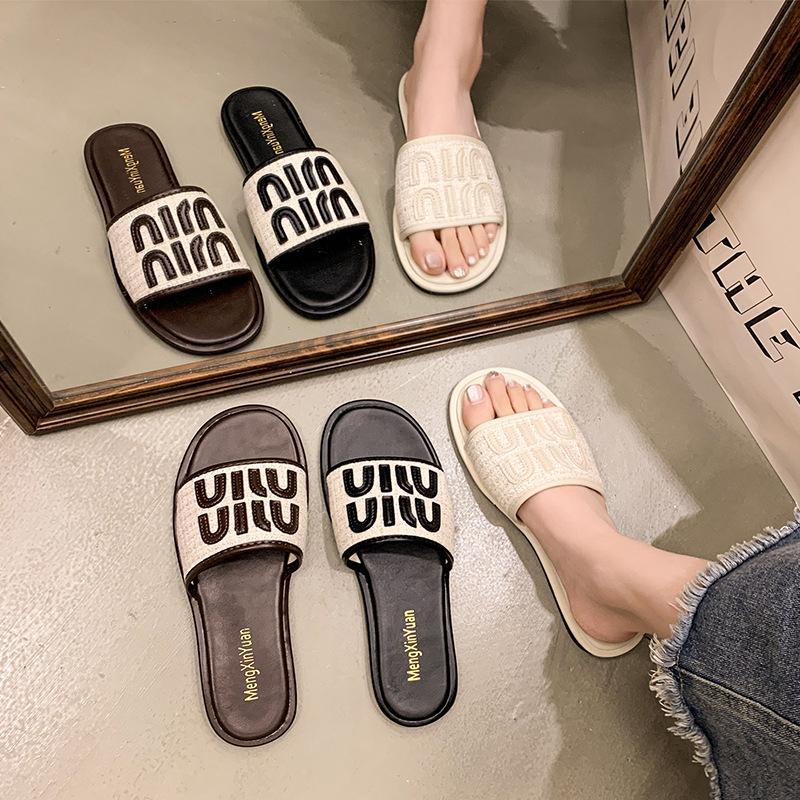 Dámské boty 2025 nové letní nošení francouzské malé sandály plážové sandály s plochou podrážkou a malým voňavým větříkem jednoslovné pantofle