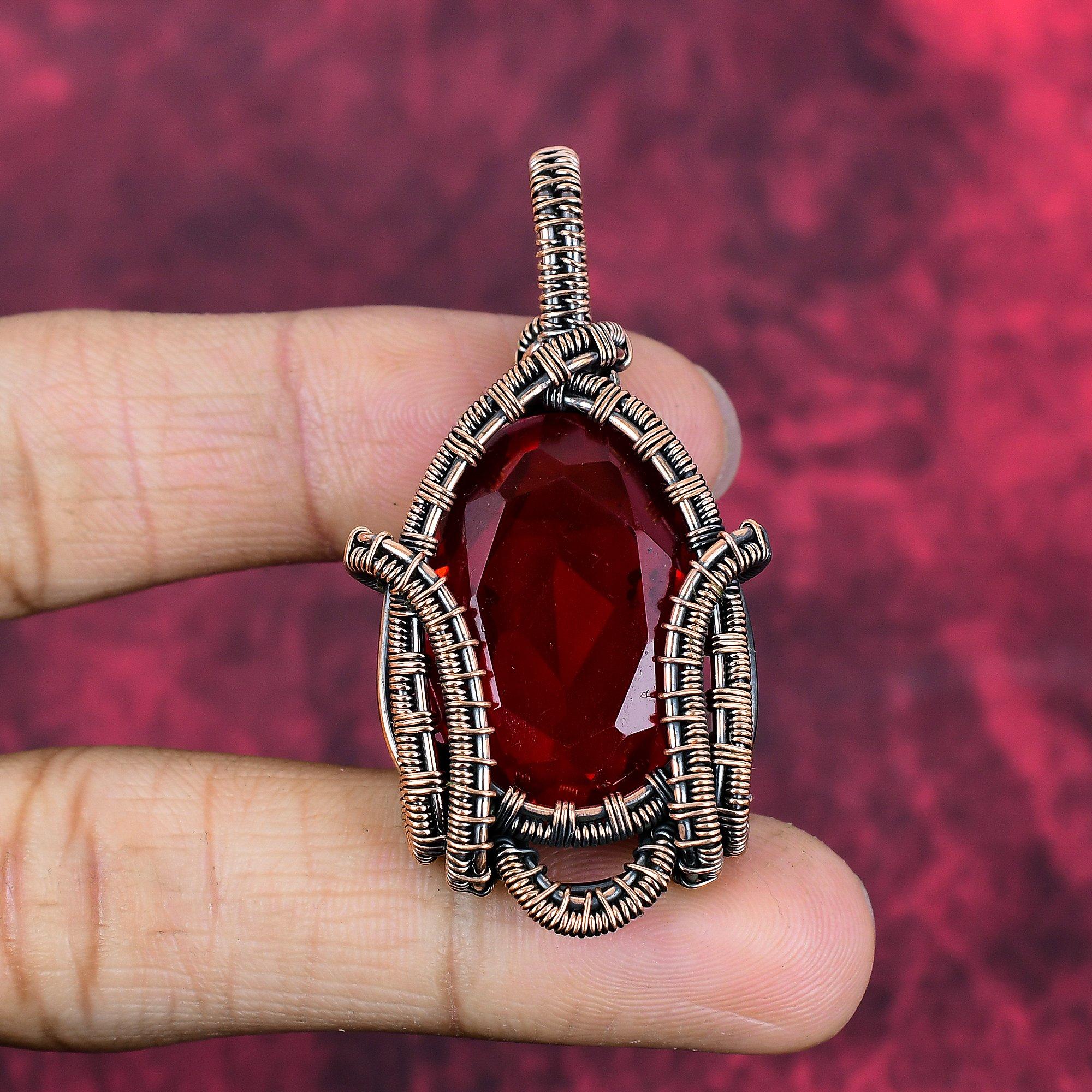 

Граненый мозамбикский гранат кулон кулон, обернутый медной проволокой кулон с драгоценным камнем уникальный дизайн из меди ювелирные изделия подвеска ручной работы подарки для женщин