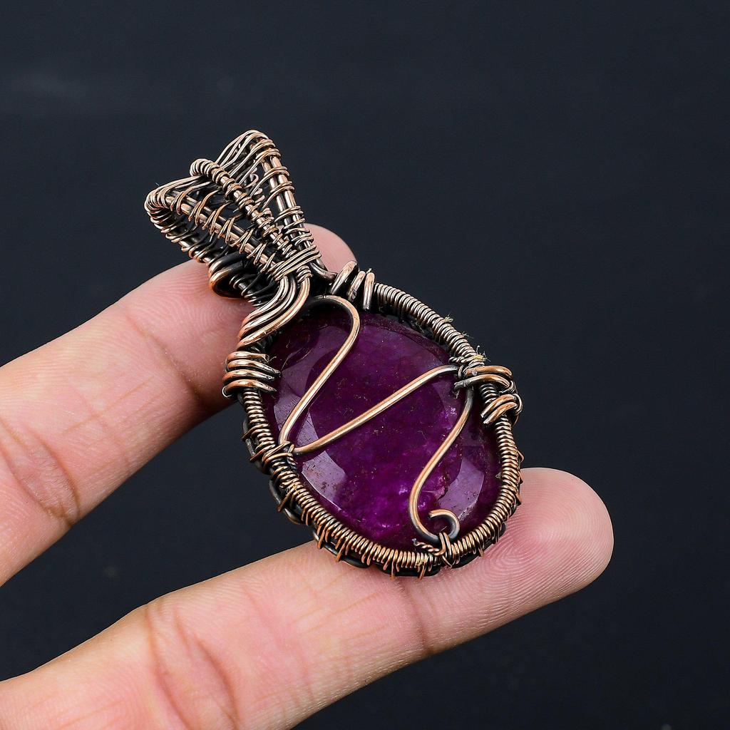 Pingente feito à mão com fio de cobre puro e pedra preciosa rubi criada em laboratório