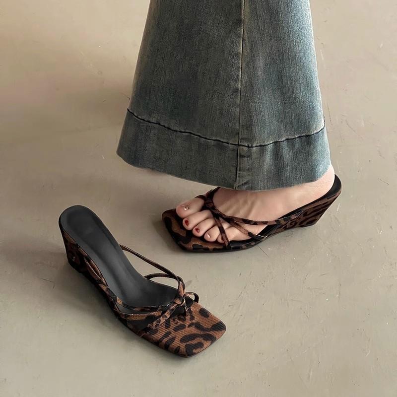 Fashion slope heel leopard print toe cool slippers women's outer wear 2025 spring new niche design high heel sandals tide