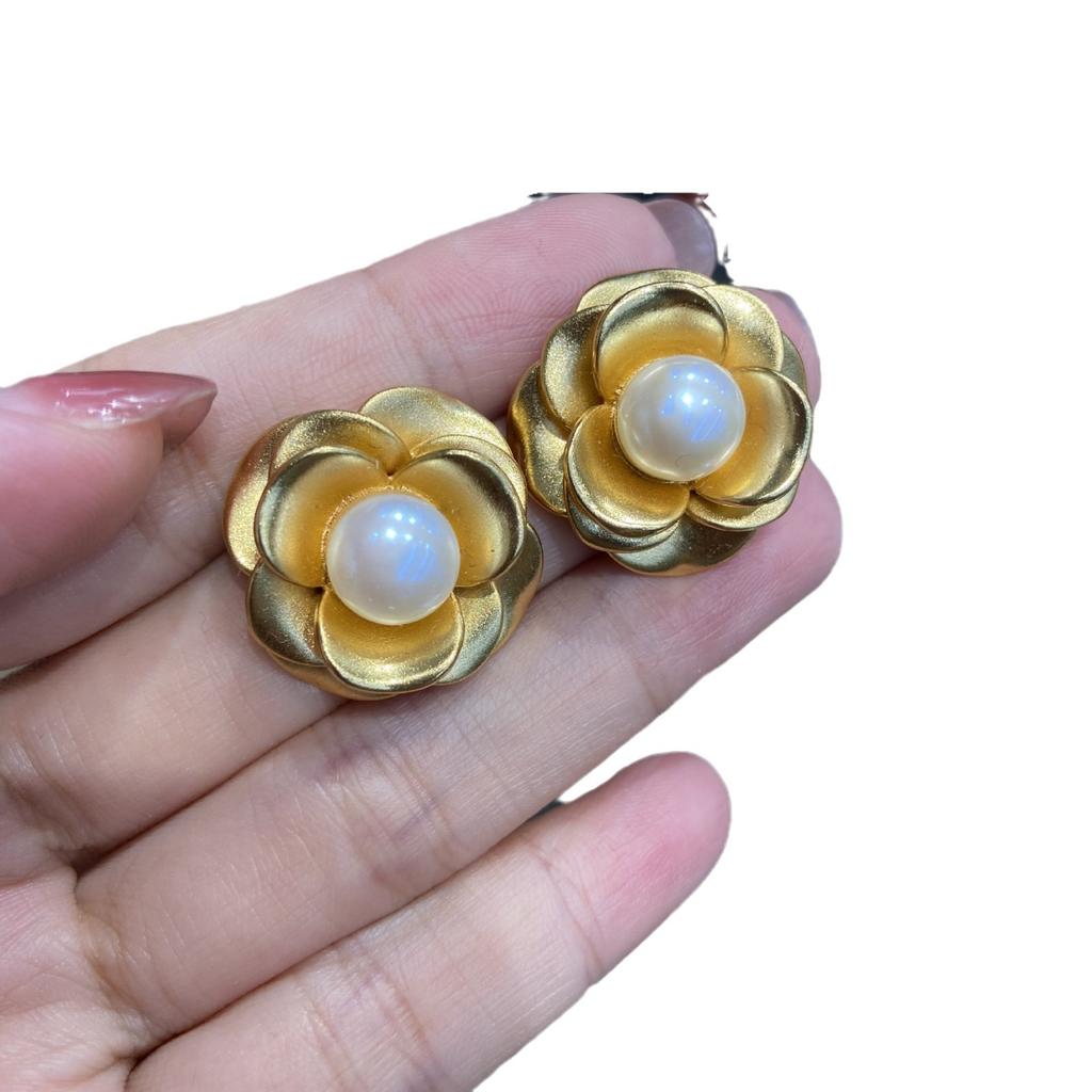 French Premium Small Fragrant Wind Camellia Stud Earrings Brass Gold-Plated Selected Freshwater Inlay