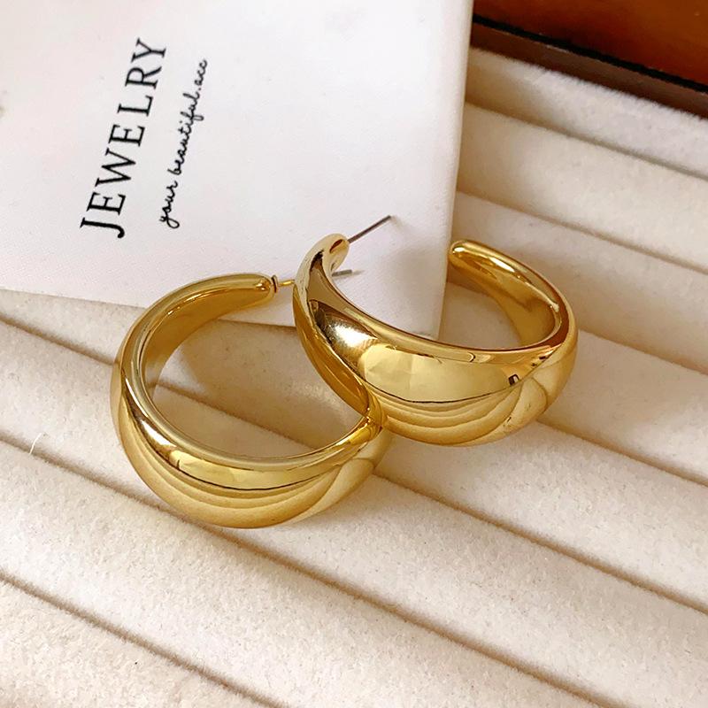 

Silver needle European and American simple C-shaped earrings niche cold wind design earrings high-end new earrings