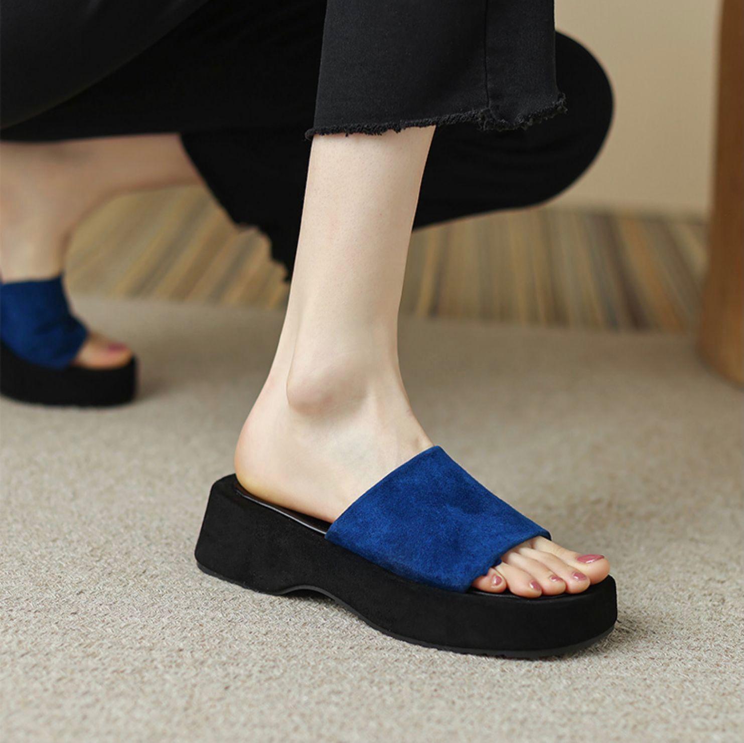 

Модные тапочки большого размера для женщин 2024 года, новые европейские и американские импортные товары, танкетка, толстая подошва, модные повседневные тапочки 39 синий