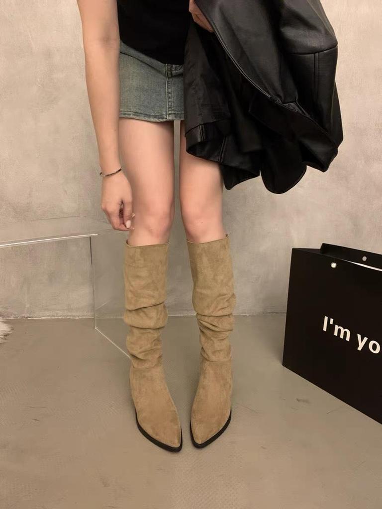 Moteriški aukštakulniai smailianosiai zomšiniai batai su aksominiu pamušalu, 2024 m. rudens/žiemos kolekcija - ilgo riterio stiliaus