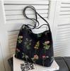 Borsa a tracolla ricamata di grande capacità Borsa estiva alla moda in tessuto da donna Borsa a tracolla con ricamo di nicchia Borsa a secchiello con texture Borse in tela