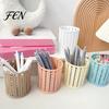 Organizador de Canetas Transparente com Suporte de Rattan Sintético, Organizador de Mesa Redondo Vazado, Copo de Grande Capacidade para Lápis Material de Escritório para Canetas Lápis Maquiagem