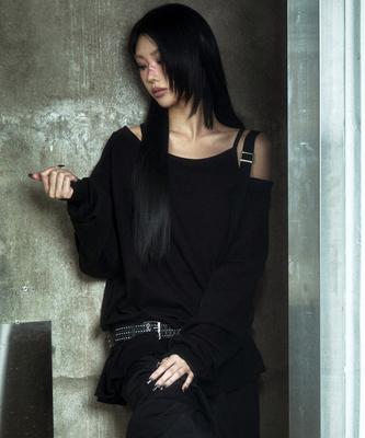 CHICKS Buckle One-Shoulder Sweatshirt Black