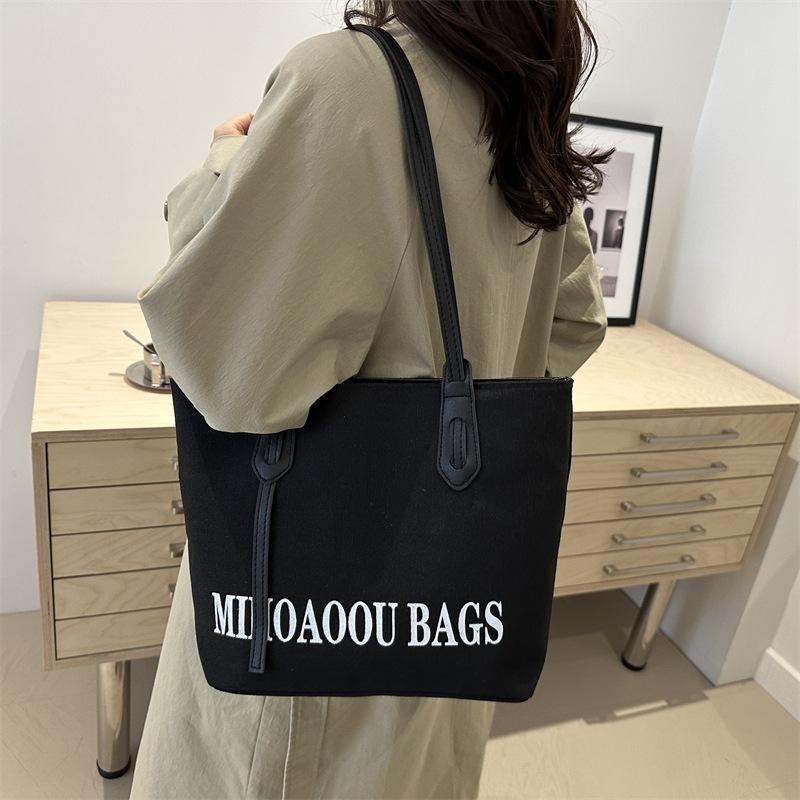 Large Capacity Tote Bag for Summer College Students for Class Commuting Bag for Women Fashion New Fashionable Casual Shoulder Bag