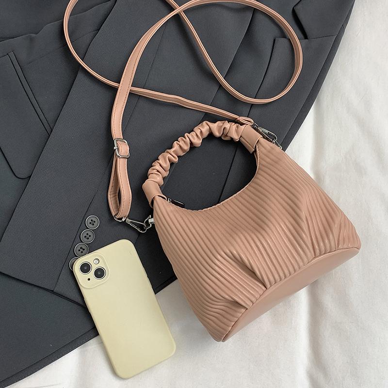 

Designer Pleated Handlebags For Women PU Leather Cloud Bags Leisure Versatile Shoulder Crossbody Bags Bucket Handbag Female 30cm))