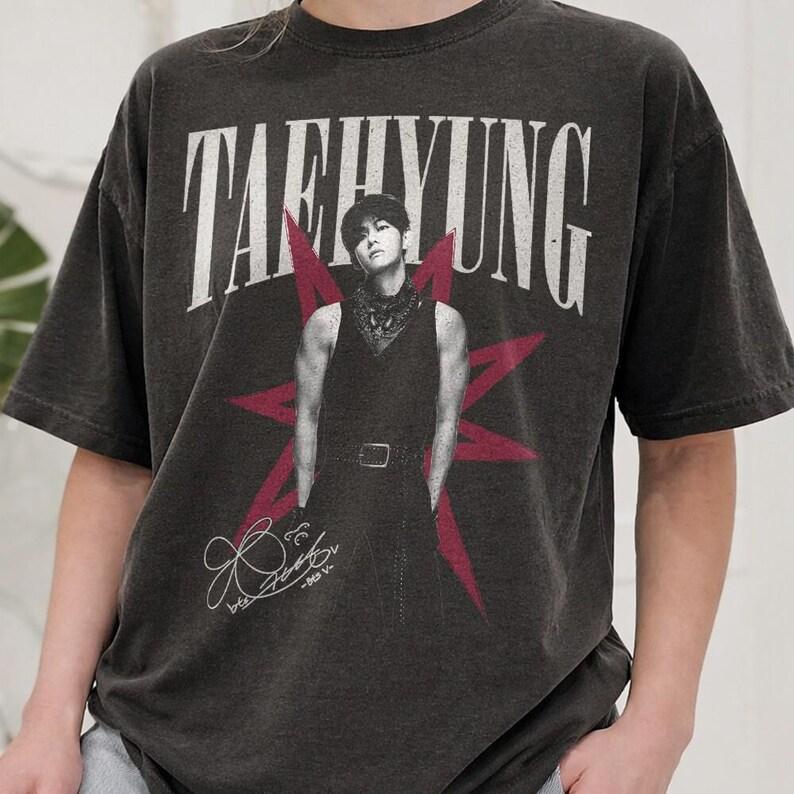 Mode Trendig T-shirt Herr Dam Vintage V-hals Skjorta, Kim Taehyung Kpop Arirang Album Retro 90-tals Skjorta, Gåvor för Fan Hip Hop Streetwear Överdimensionerad T-shirt