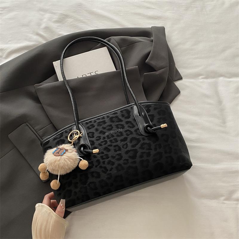 Retro commuter large-capacity underarm bag women's new fashion shoulder bag simple personality portable tote bag