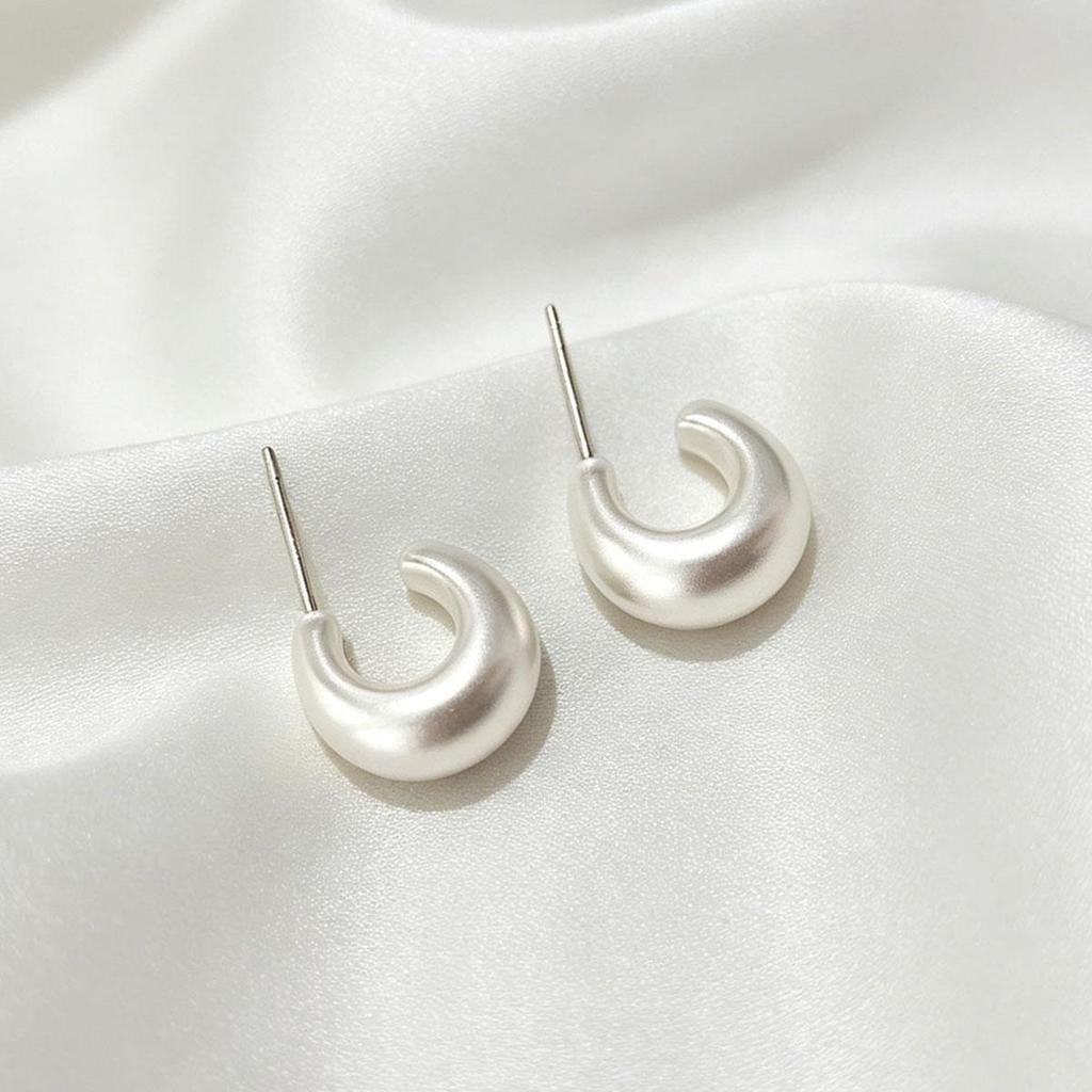 White Cashew Stud Earrings, Daily French C-Shaped Earrings for Women, Sweet Niche Design, Simple Versatile Temperament