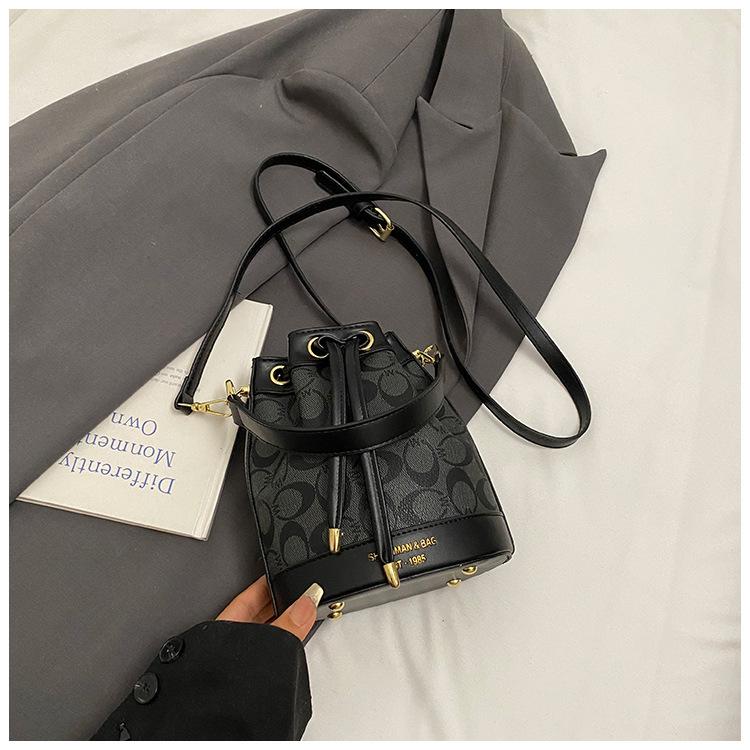

Portable bucket bag women s 2025 new women s bag trendy fashion printed messenger bag premium texture versatile shoulder bag чёрный