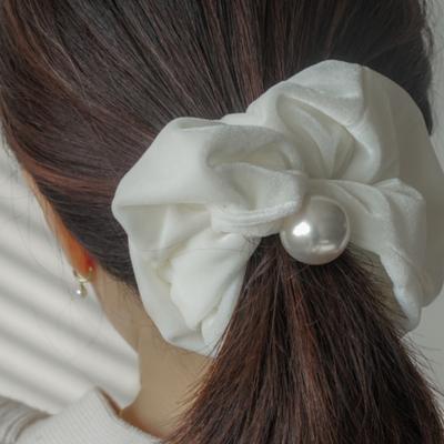 POSTLUDE VELVET PEARL SCRUNCHIE (3 COLORS)