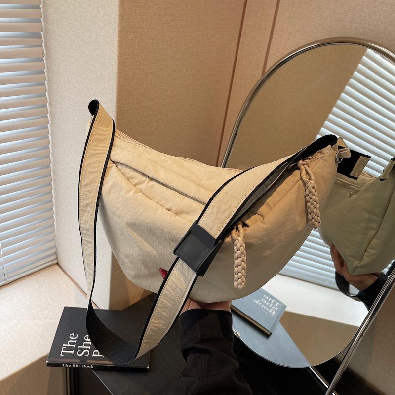 Large-capacity bag women's new casual shoulder messenger bag is now popular commuter dumpling bag