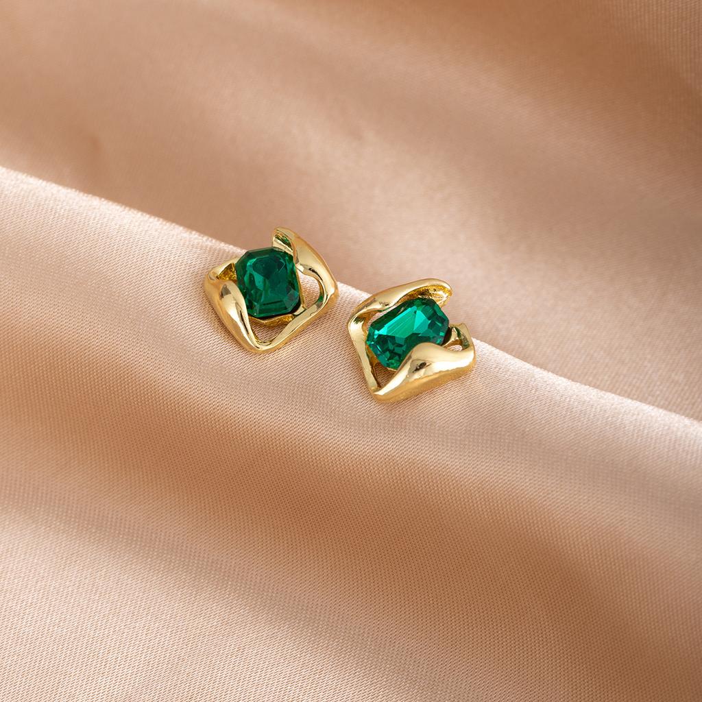 French Retro High-End Diamond Stud Earrings Women'S Design High-End Atmospheric Earrings Simple Light Luxury Earrings