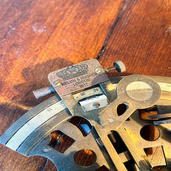 Nautyczny Sekstant Mosiężny w Drewnianym Pudełku Marynarski Nautyczny Kolekcjonerski Dekor