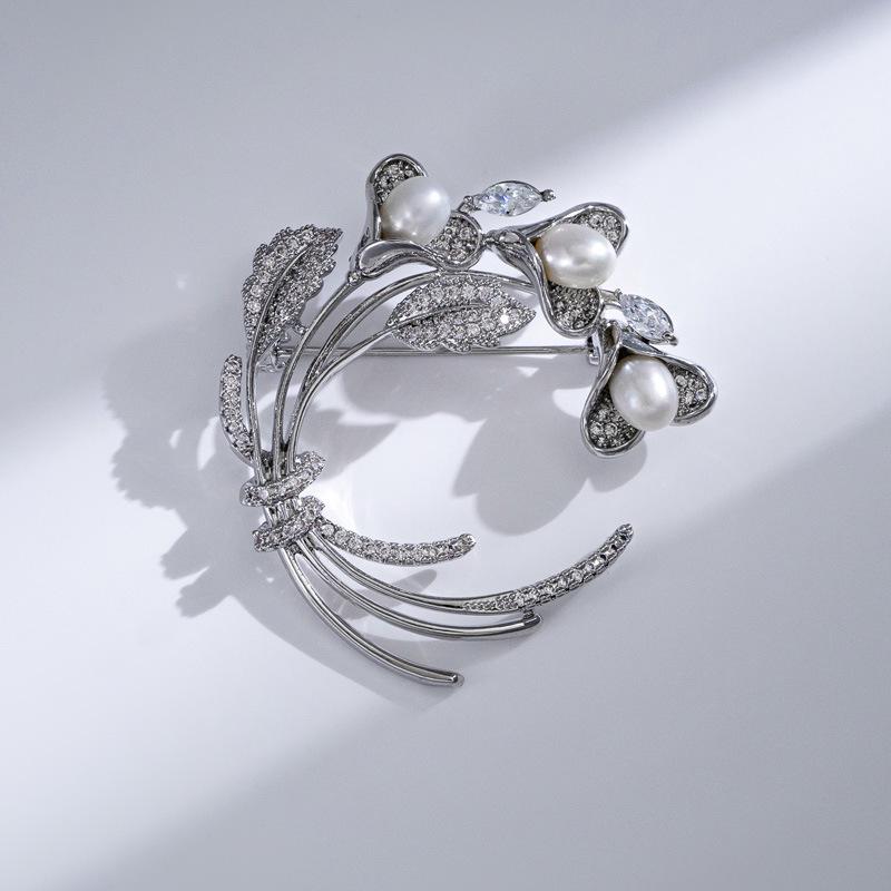 Luxury Gold-Plated Copper Morning Glory Brooch with Zirconia and Pearl