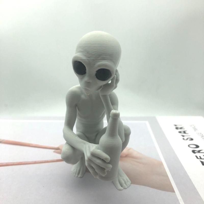 

3D-печатная фигурка инопланетянина-бутылки, Статуэтка инопланетянина, пьющего из бутылки, Уникальное научно-фантастическое украшение, Подходит для декора дома в помещении/на улице