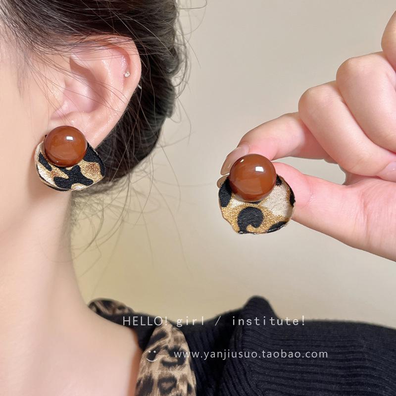 Elegant Pearl Stud Earrings: Simple, High-End Design for Autumn/Winter 2024