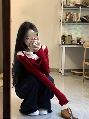 Women's Elegant Off-the-Shoulder Two-Piece Look Top, Red Inner Layer, Slimming Waist, Perfect for Autumn/Winter.
