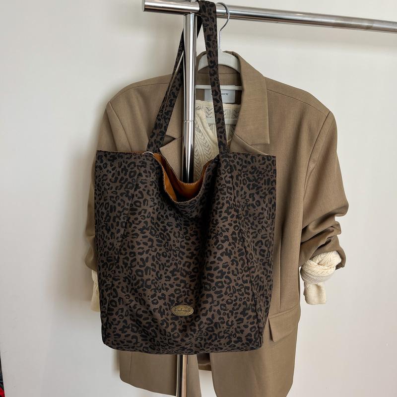 

Retro leopard print large-capacity tote bag women s lightweight and high-end sense new commuter niche design temperament shoulder bag кофейный